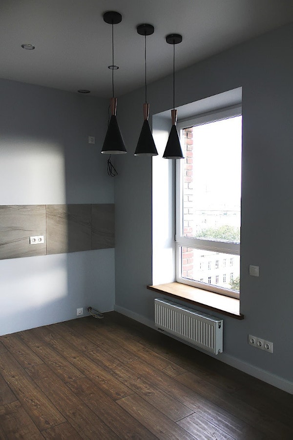 Подвесные светильники на кухне у окна