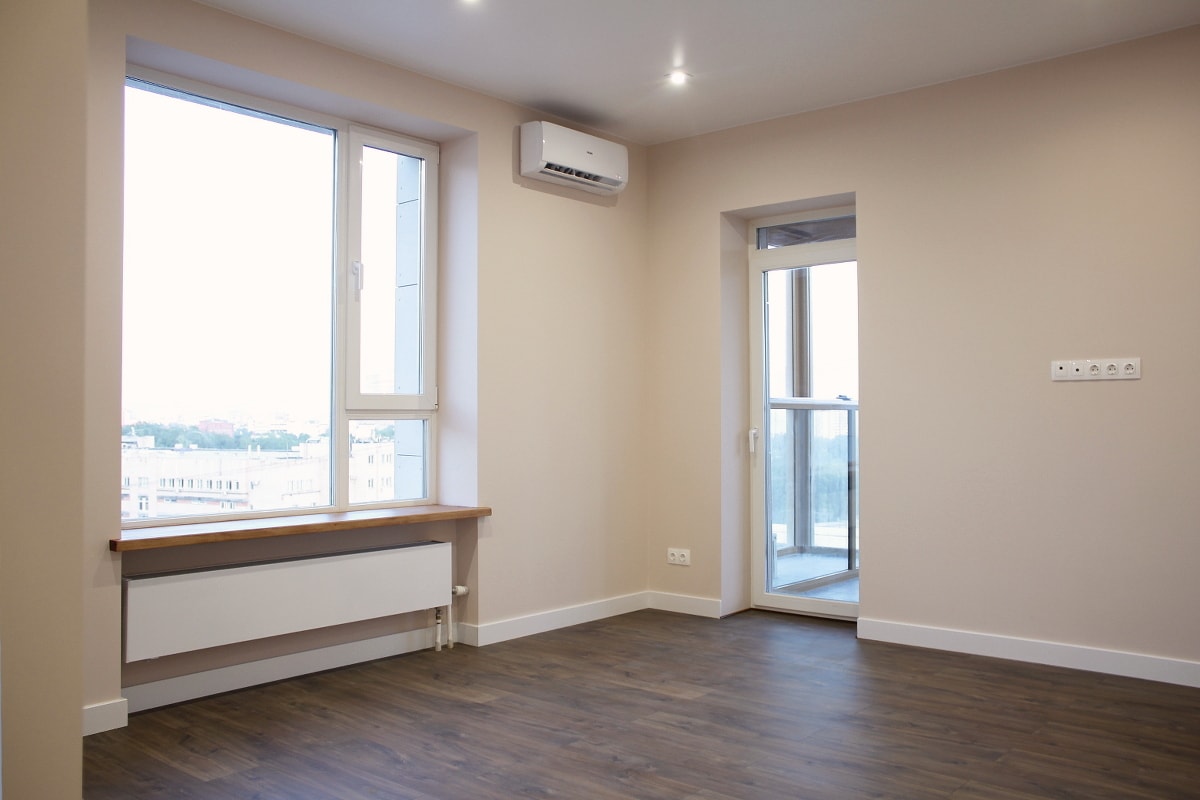 Гостиная с персиково-бежевыми стенами