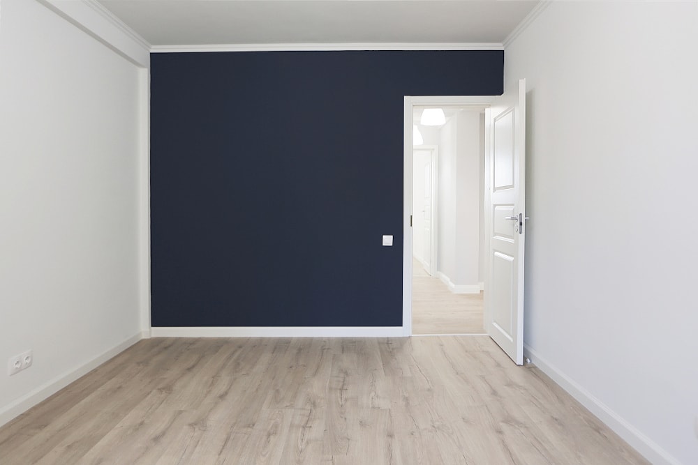 Детская комната с синей стеной