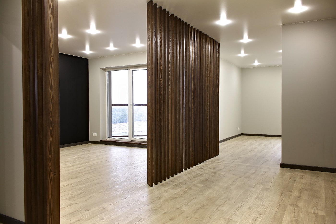 Большая гостиная с деревянными рейками вечером