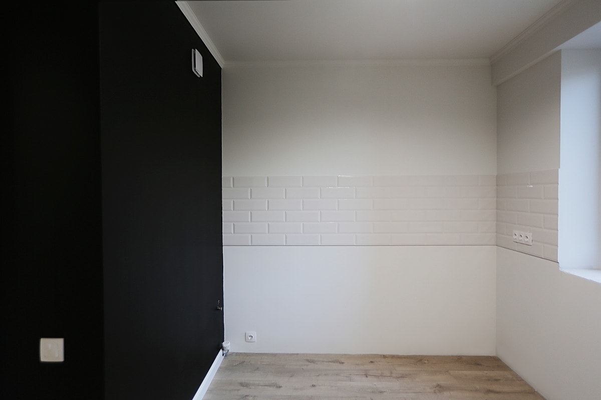 Кухня с графитовой стеной