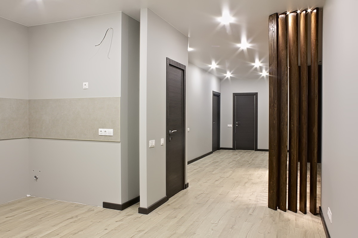 Кухня с большой плиткой на фартуке