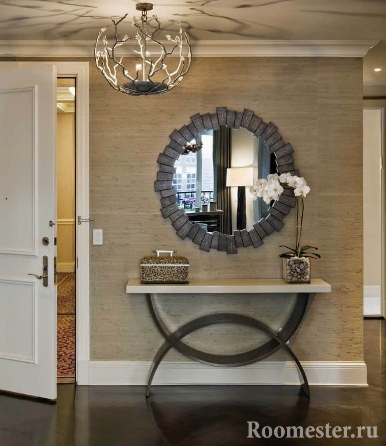 Вариант оформления стены в прихожей зеркалом