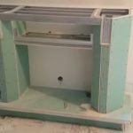 Крепим профиль нижней полки и обшиваем всю конструкцию