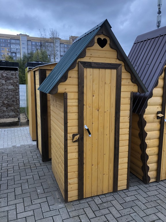 Цена готового туалета. Деревянный туалет. Туалет дачный деревянный. Туалет деревянный для дачи. Готовые туалеты для дачи.