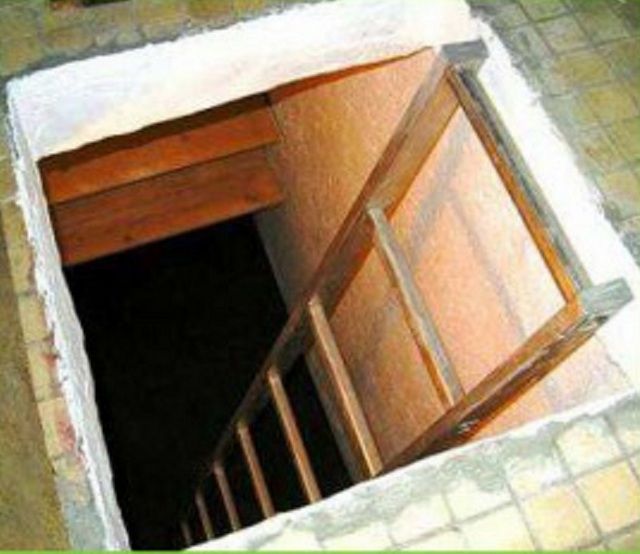 Простая лестница с перекладинами для спуска в погреб