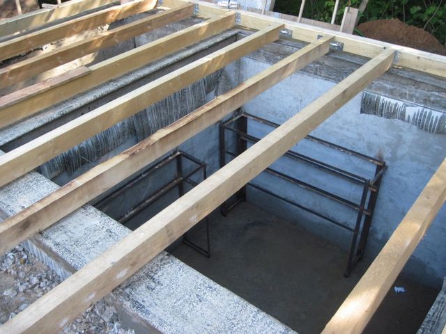 Установка балок перекрытия погреба