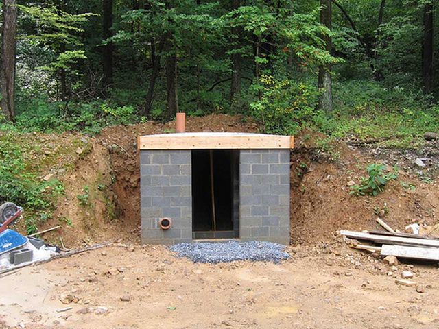 Оформление входа в погреб на возвышенном участке