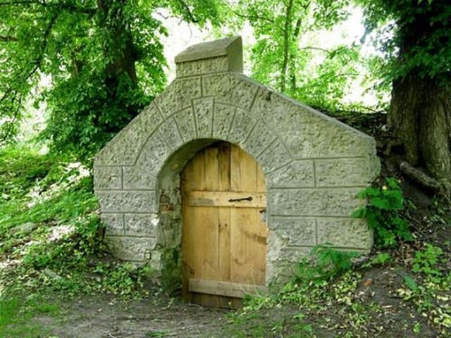 Массивные деревянные двери в погреб-ледник