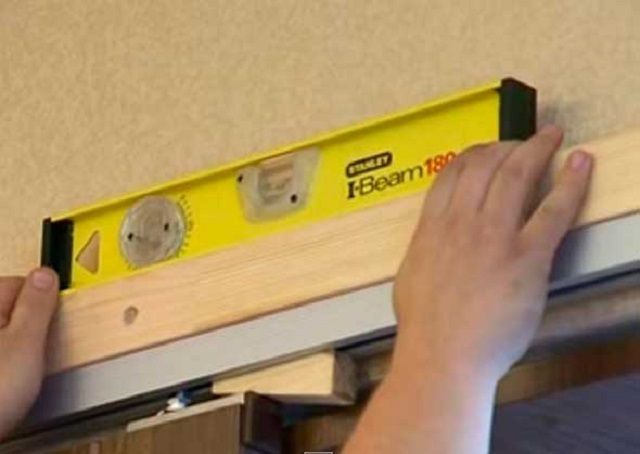 Установка направляющих должна проводиться с тщательной проверкой горизонтальности