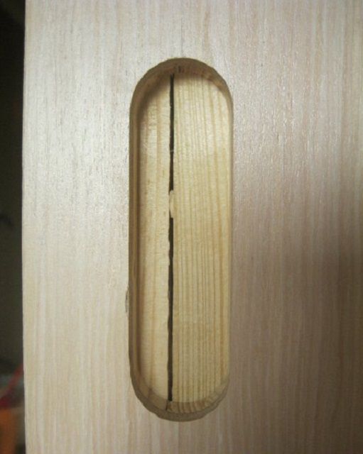 Вырезанный паз для установки дверной ручки