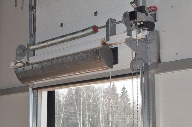 Мощная завеса, установленная над входом в мастерскую