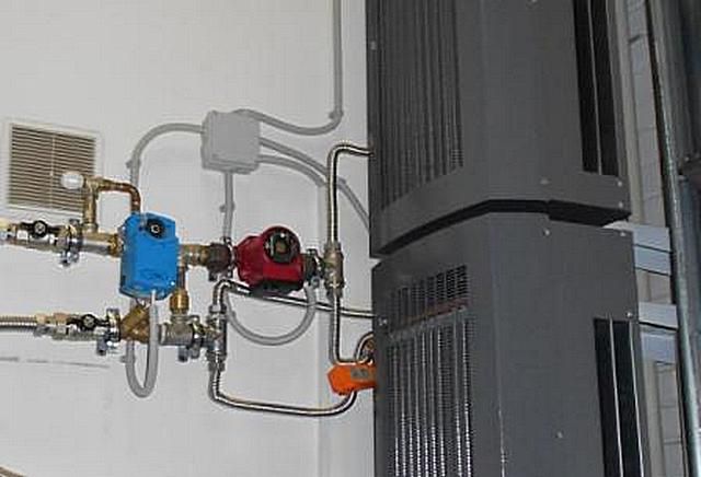 За установку водяных тепловых завес самостоятельно лучше не браться