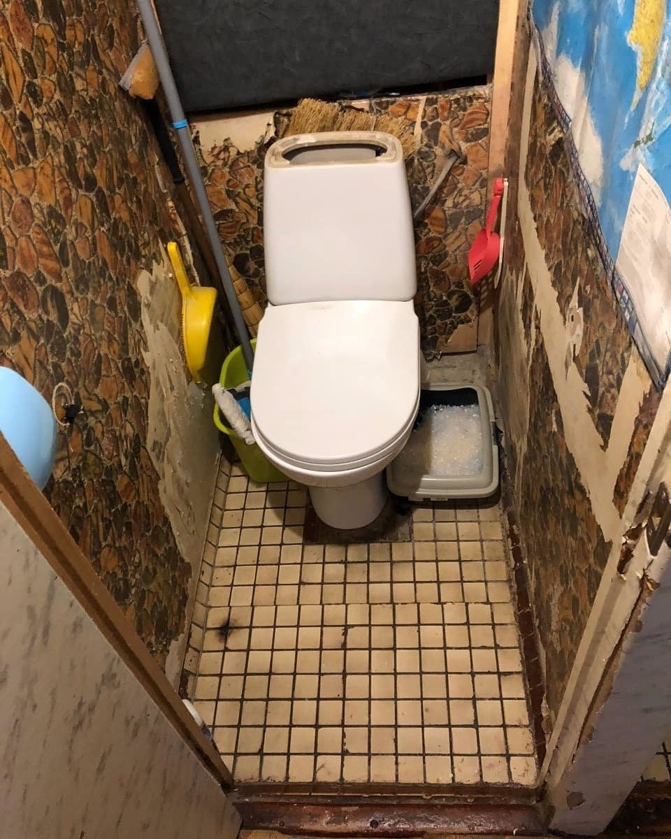 Туалет в жилом доме. Туалет в хрущевке. Уютный туалет в квартире. Туалет в панельном доме. Очень маленький туалет.