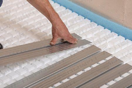 Фото — Размещение металлических пластин в проёмах плиты