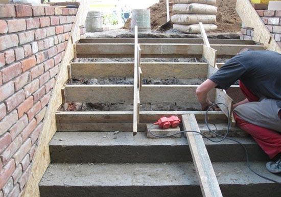 Бетонная лестница в подвал