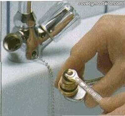 Смеситель для ванны ключ нужен. Ключ для смесителей Vidima. Ключ для прикручивания смесителя в ванной. Смеситель для кухни прокладки для смесителя. Ремкомплект для крана в ванной.