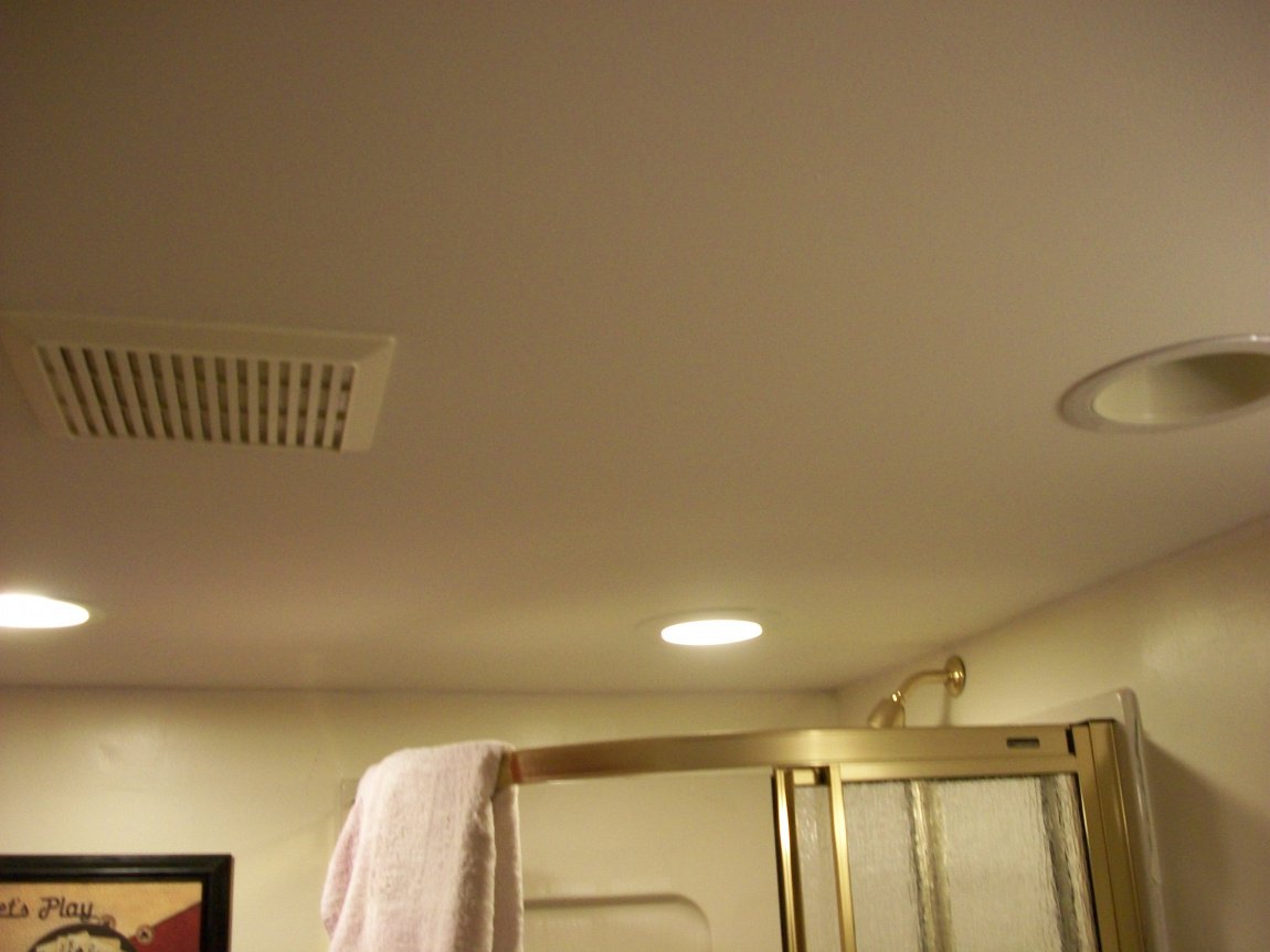 Вентиляция в натяжном потолке в ванной фото