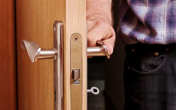 Механизм дверной ручки межкомнатной двери с защелкой