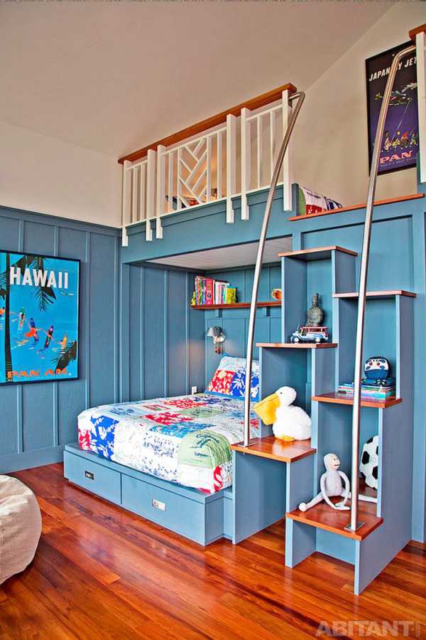Детская комната с двумя кроватями и рабочей зоной