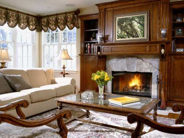 Дизайн гостиной в классическом стиле с камином в доме