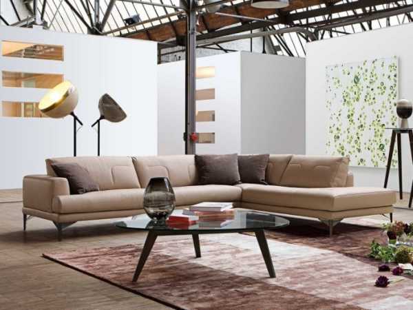 Современный дизайн гостиной с угловым диваном
