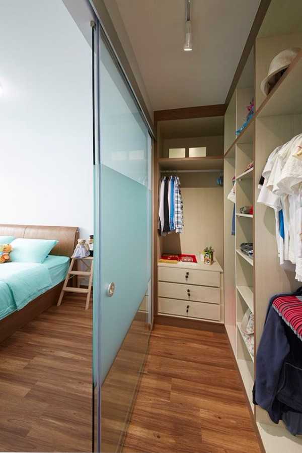Угловая гардеробная в спальне небольшого размера идеи планировки