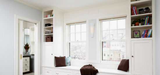 Оформление окон в кухне гостиной с двумя окнами