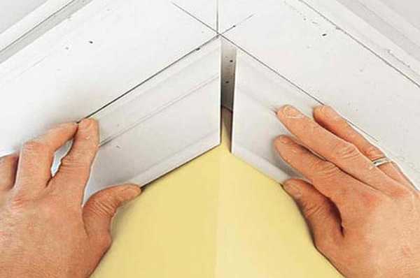 Как вырезать угол на потолочном плинтусе из пенопласта фото пошагово