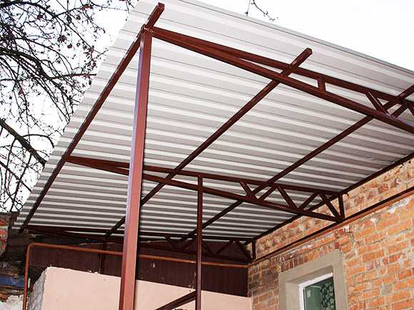 Навес над домом из профнастила. Навес из профлиста. Навес из профнастила. Навес из металлического профиля. Навес пристройка к дому.