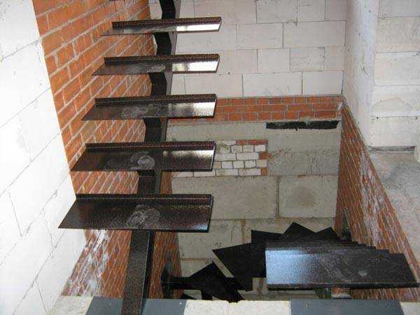 Лестница на второй этаж на металлическом каркасе своими руками – Как .