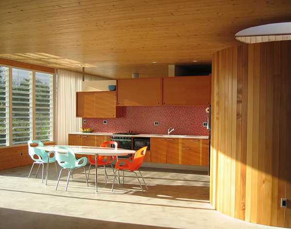 Дизайн деревянного потолка на кухне
