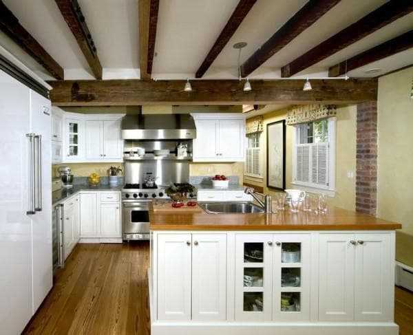 Дизайн деревянного потолка на кухне