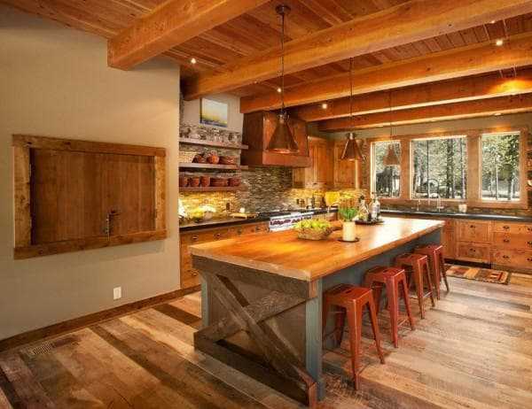 Дизайн кухни с деревянными балками на потолке