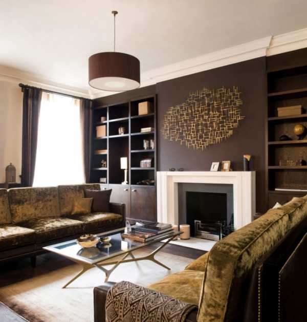 Бежевые обои и коричневая мебель в интерьере