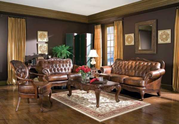 Кабинет с коричневой мебелью