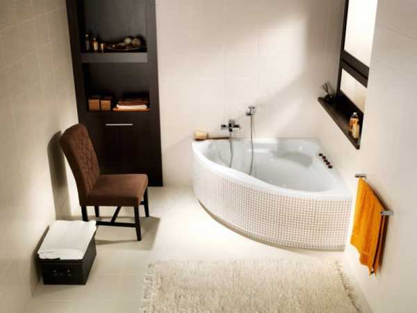 Красивая ванная комната с угловой ванной