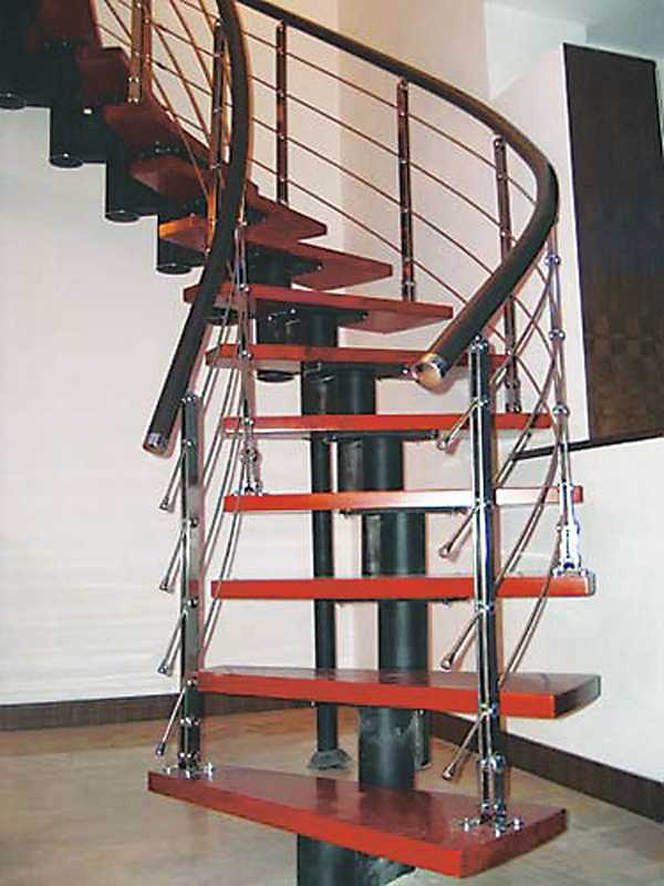 Покраска металлической лестницы. Лестница металлическая покраска. Лестница на косоуре из металла с забежными ступенями. Лестница металлическая крашенная. Краска для металлической лестницы.