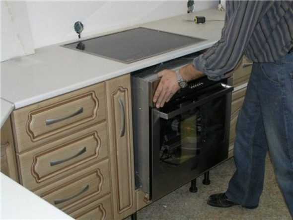 Духовой шкаф над посудомоечной машиной на кухне